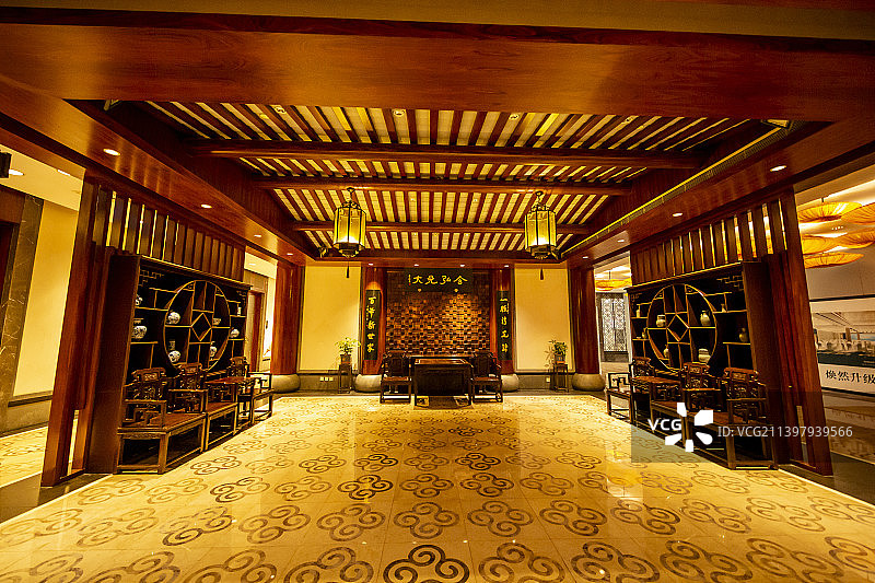 浙江绍兴鲁迅故里步行街：咸亨酒店（咸亨餐饮楼）夜景图片素材