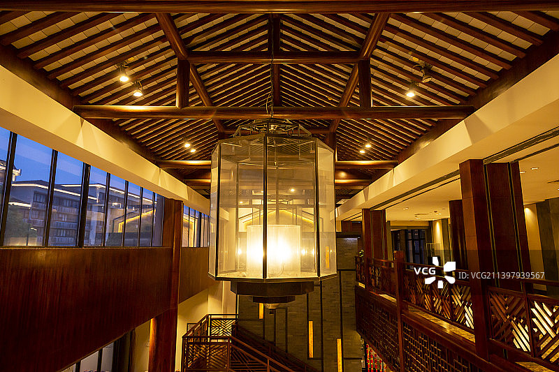 浙江绍兴鲁迅故里步行街：咸亨酒店（咸亨餐饮楼）夜景图片素材