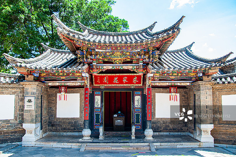 2022年06月20日，拍摄于云南省红河哈尼族彝族自治州建水县，蓝天白云下的建水朱家花园。图片素材
