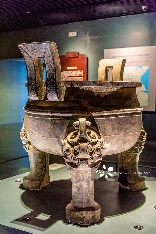 中国合肥安徽博物院馆藏战国铸客大鼎图片素材