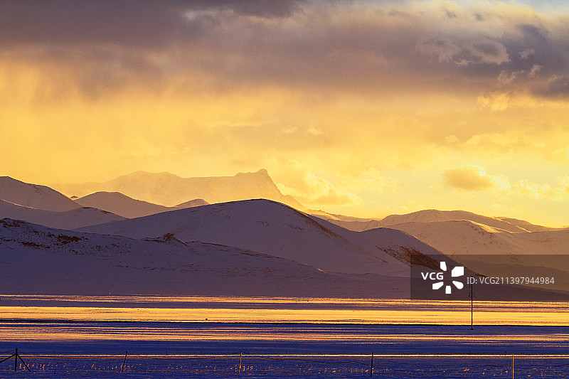 日落时白雪皑皑的群山景色图片素材