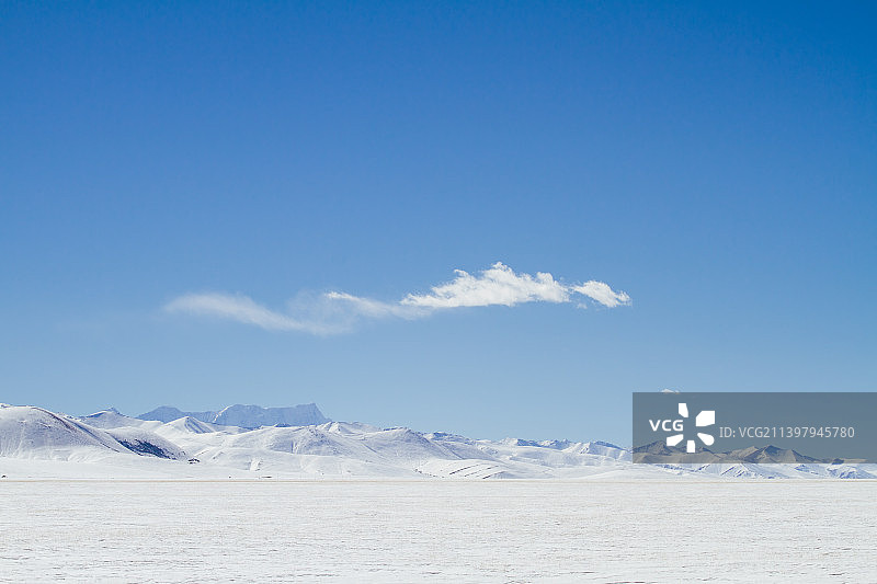 蓝天白云下的雪山和大片的白色雪地图片素材