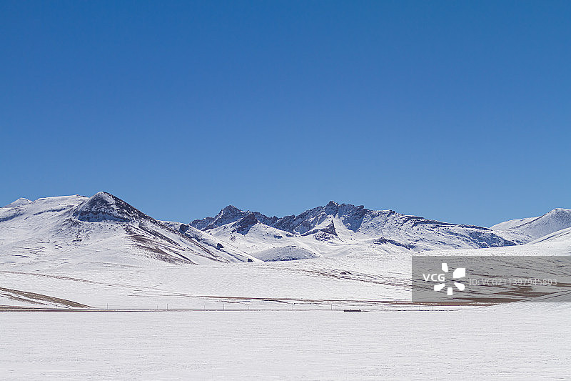 纳木错附近雪山下的汽车广告背景图图片素材
