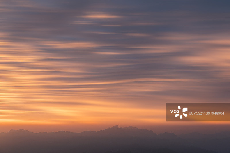 河南省洛阳市栾川县老君山风景区日出红似火图片素材