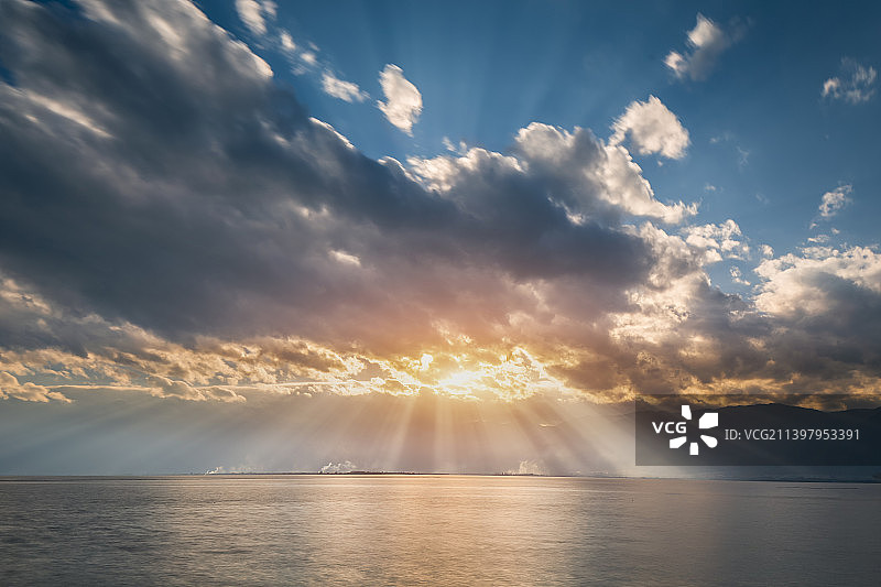 云南省大理白族自治州洱海双廊古镇落日图片素材