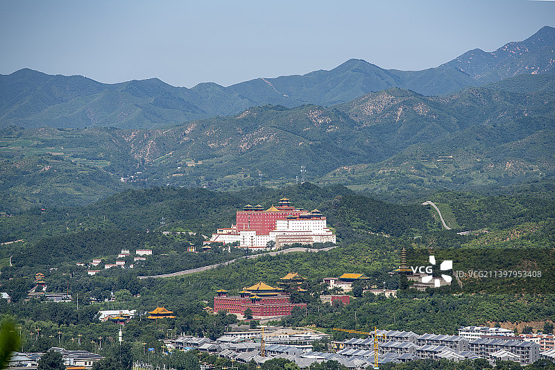 远眺承德外八庙小布达拉宫图片素材