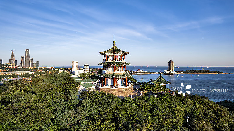 航拍青岛汇泉湾和小鱼山公园图片素材