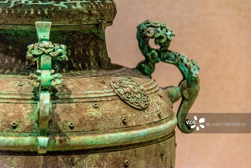 中国合肥安徽博物院馆藏春秋镂空龙耳罍图片素材