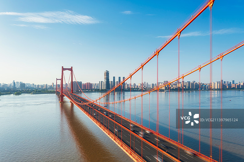 湖北省武汉市地标建筑鹦鹉洲长江大桥城市天际线夏季户外航拍视角图片素材