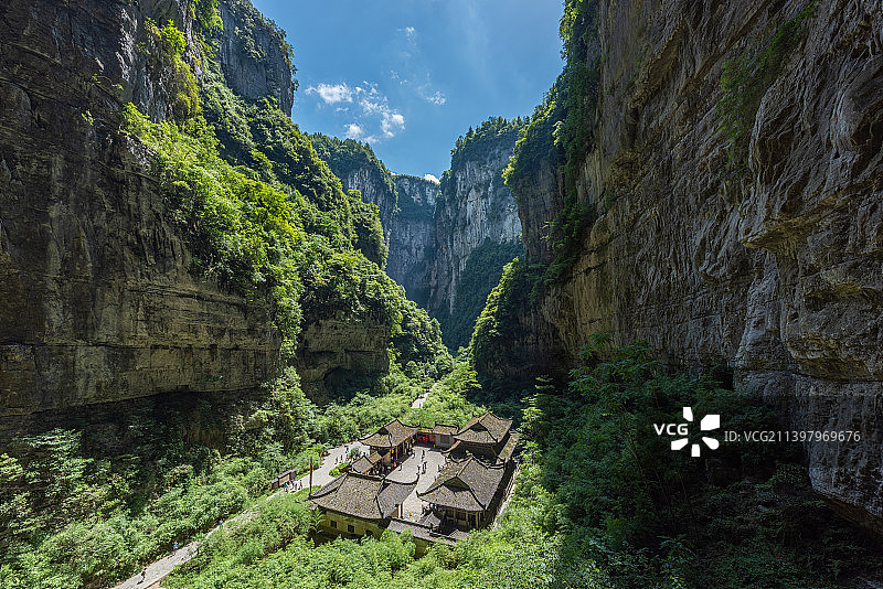 重庆武隆天生三桥的喀斯特天坑景观图片素材