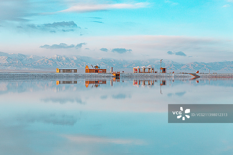 西北茶卡盐湖倒影风光图片素材