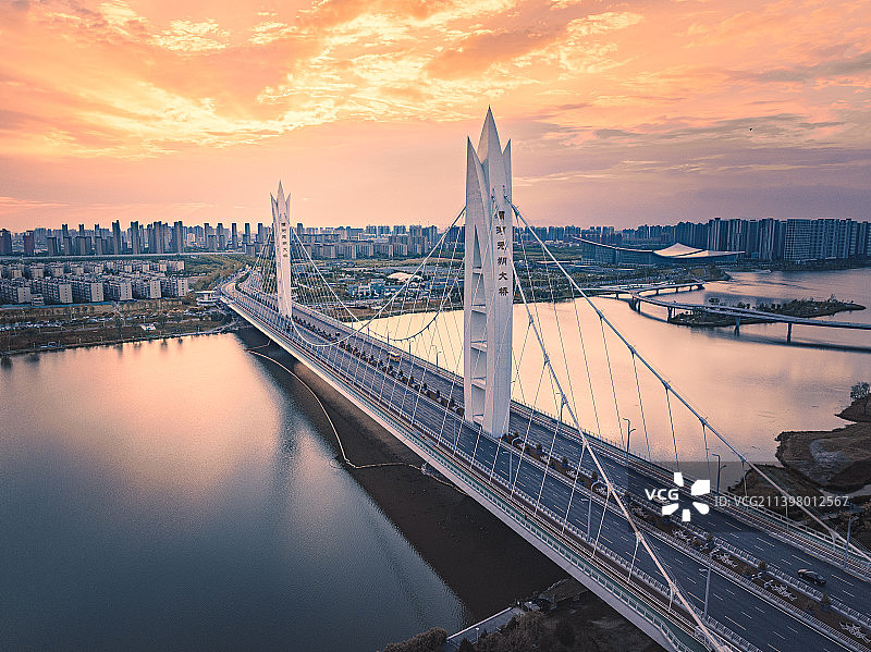 航拍西安浐灞元朔大桥夕阳风光图片素材