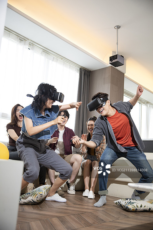 年轻朋友们在家里聚会玩VR游戏图片素材