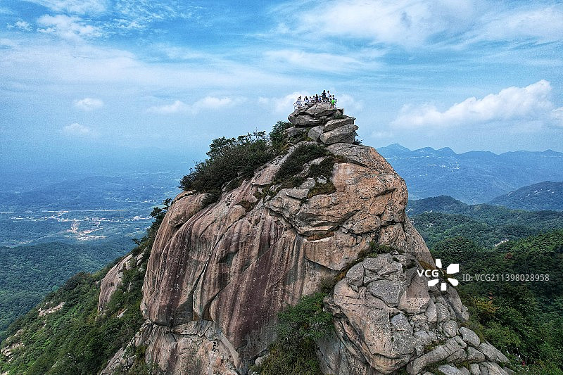 蓝天白云流转下的信阳鸡公山图片素材