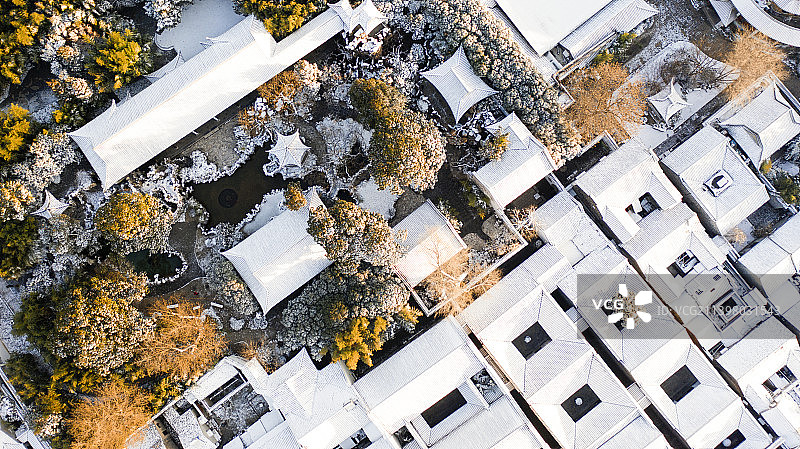 雪飘个园，古典之美图片素材