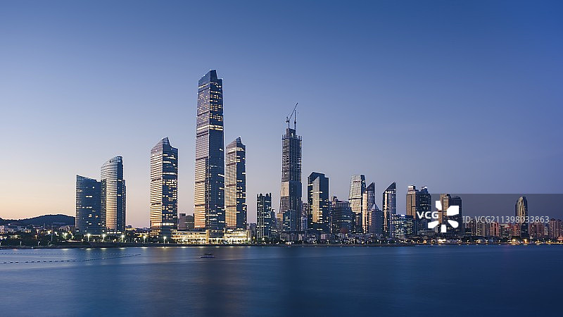 城市天际线风光 青岛夜景CBD青岛海天中心图片素材