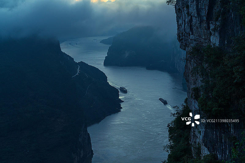 湖北宜昌西陵峡江段的行船图片素材
