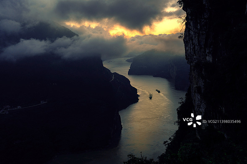 湖北宜昌长江三峡西陵峡的晨雾图片素材