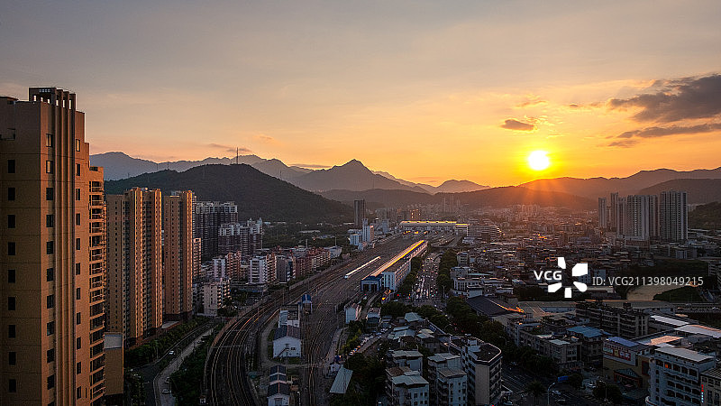 中国福建龙岩动车站的日落时分图片素材