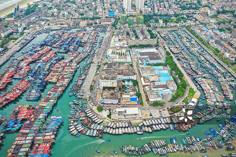 航拍广西北海北部湾侨港码头舟楫如云，一派繁忙景象。图片素材