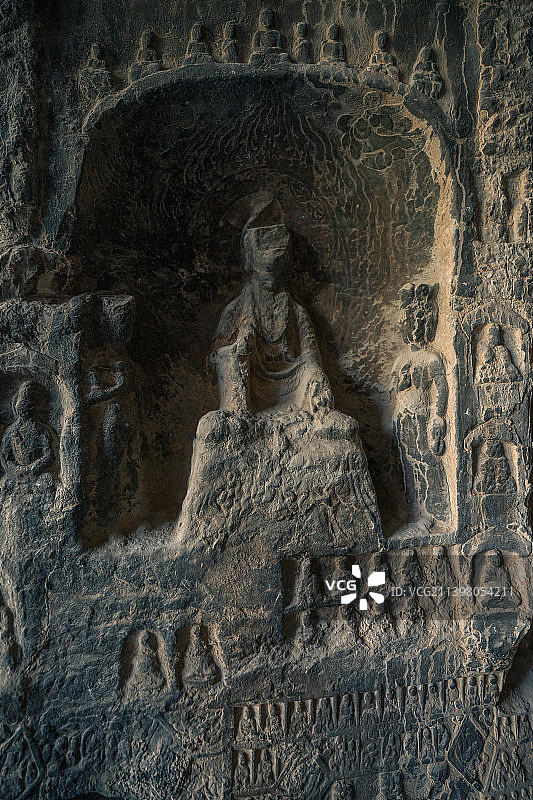 龙门石窟古阳洞图片素材