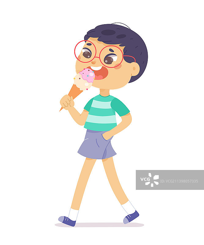 可爱的孩子吃冰棍图片素材