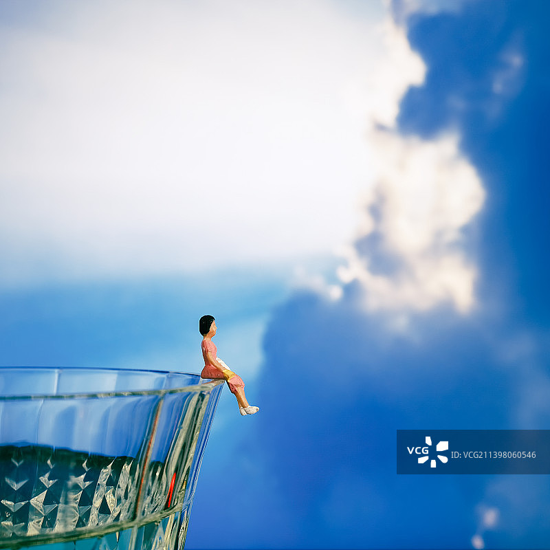 小人国之一个女子的夏日静坐图片素材