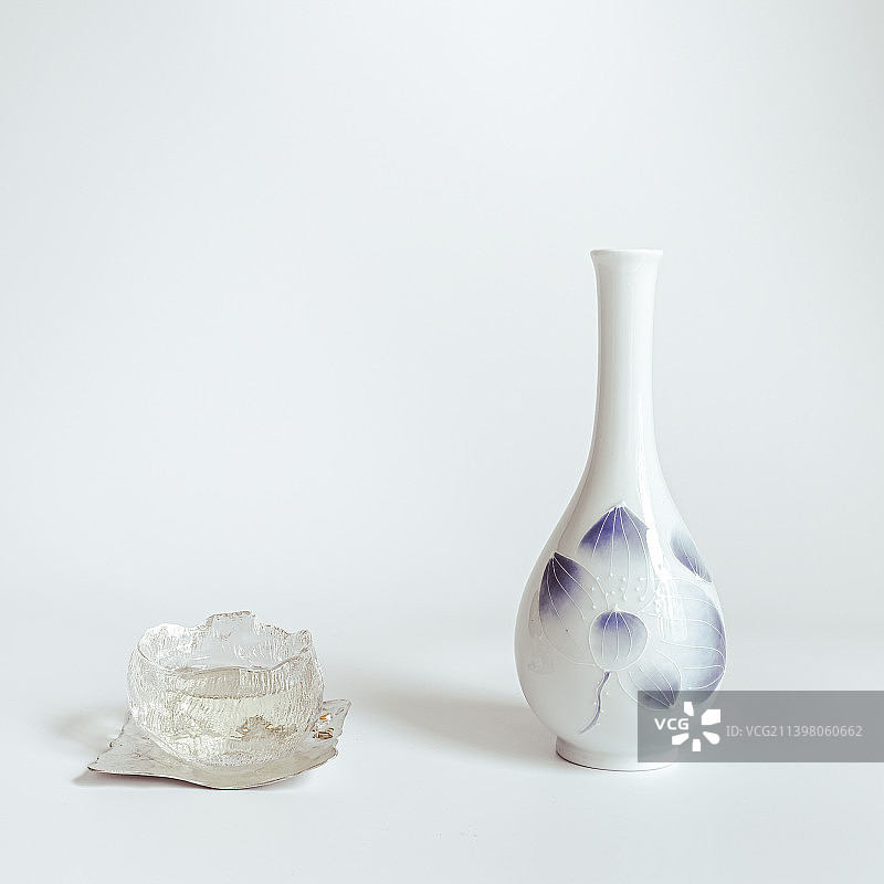 下午茶，花瓶旁的茶图片素材