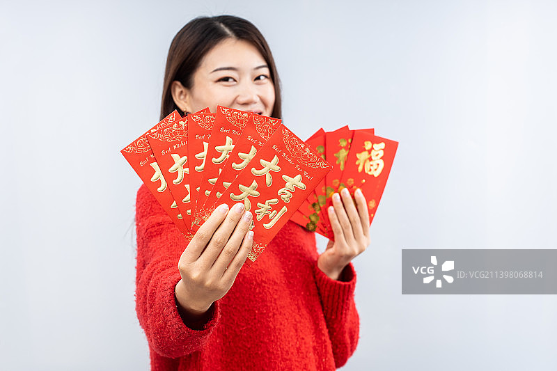 美女派发新年大红包图片素材