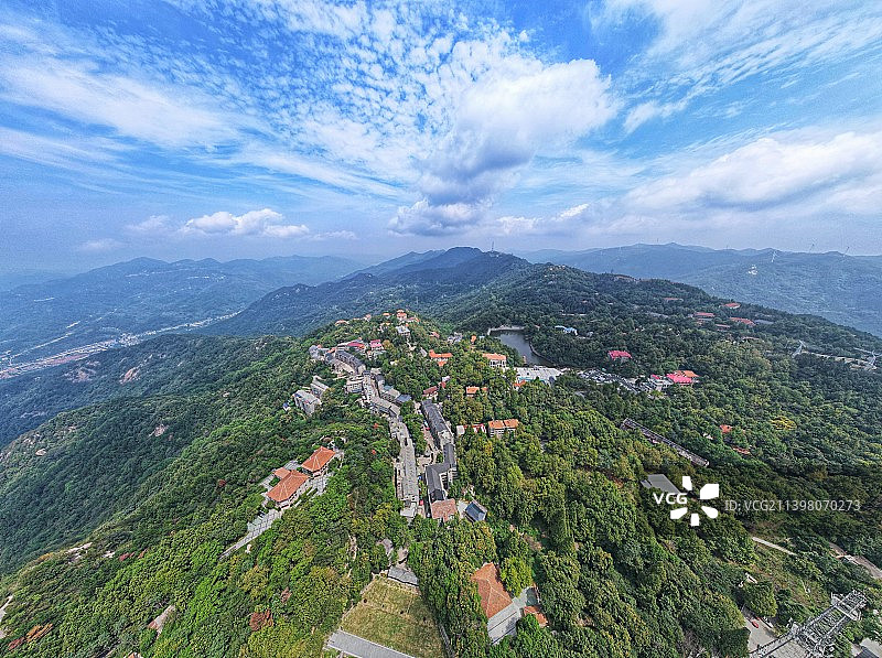 蓝天白云流转下的鸡公山风景区图片素材