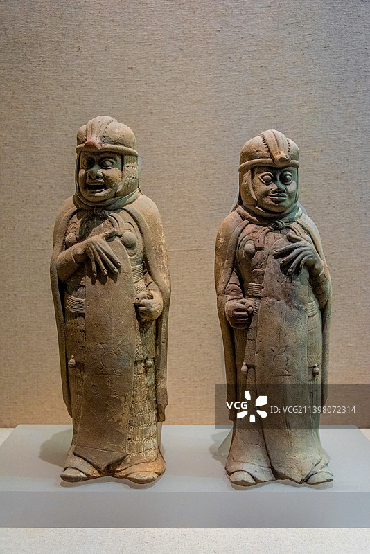 中国合肥安徽博物院馆藏隋代守门按盾武士陶俑图片素材