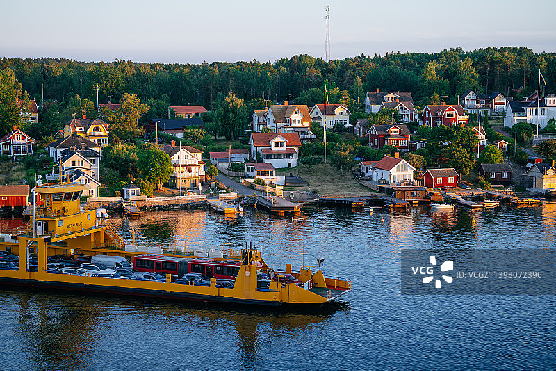 美丽的瑞典斯德哥尔摩群岛，城镇与蓝色的波罗的海风光图片素材