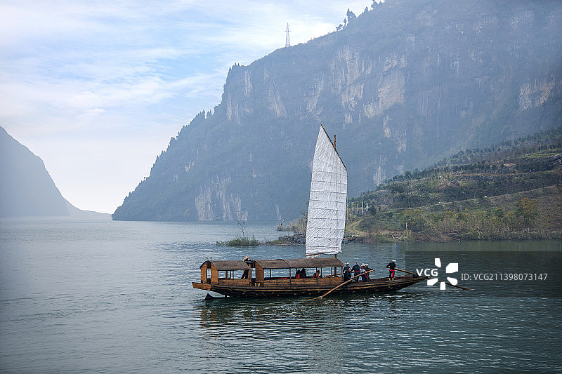 湖北巴东长江巫峡口链子溪帆船图片素材
