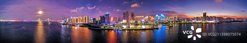 广东湛江，金沙湾，日月同辉，金碧辉煌，夜色美图片素材