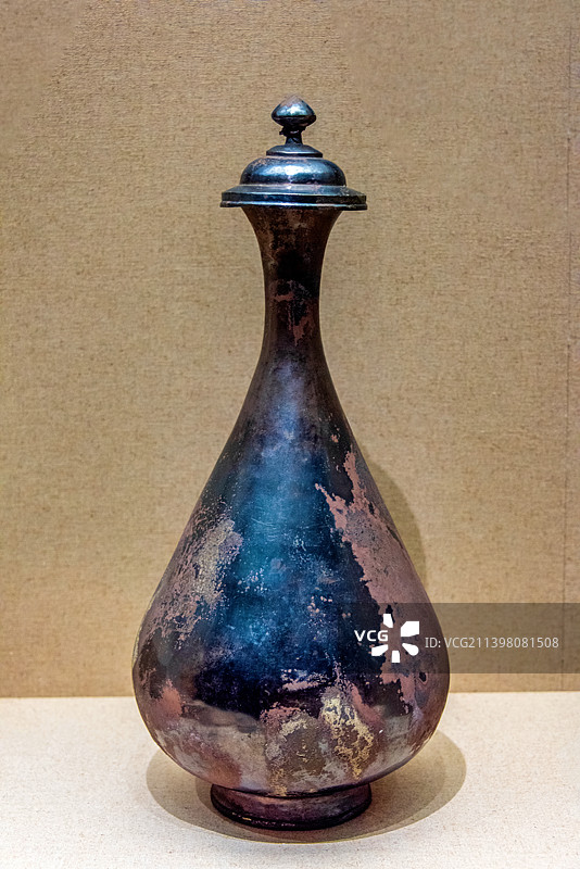 中国合肥安徽博物院馆藏元代章仲英造银玉壶春瓶图片素材