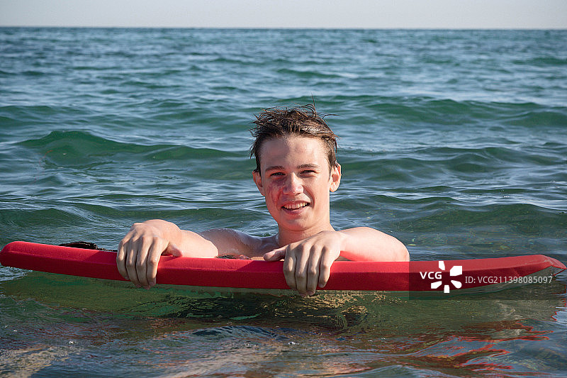 在英国塞尔西海边的17岁少年图片素材