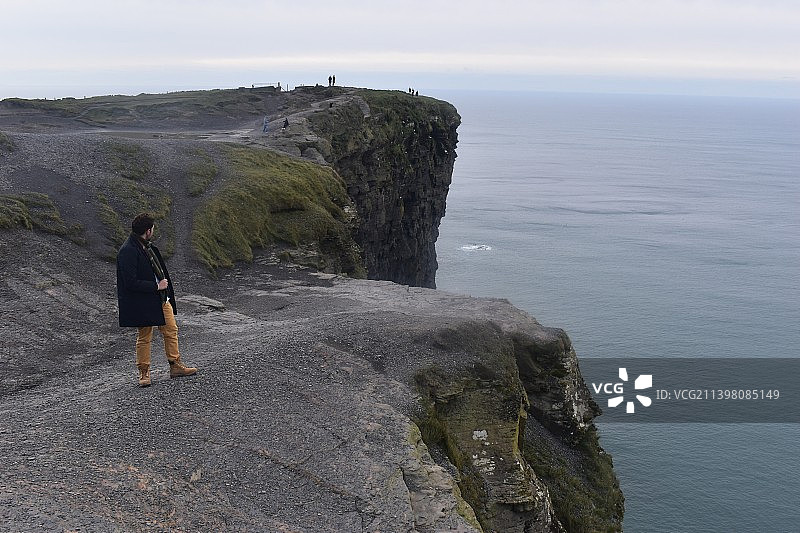 站在海边悬崖上的女人图片素材