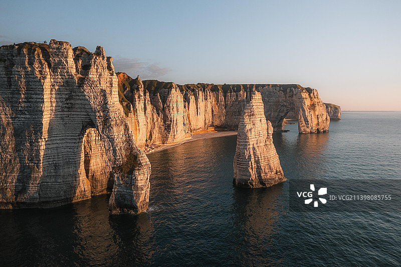 法国诺曼底埃特勒塔悬崖日落航拍图片素材