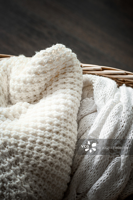 桌子上毛衣的俯视照片图片素材