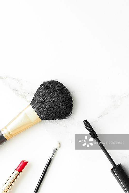 高角度的美容产品在白色背景图片素材