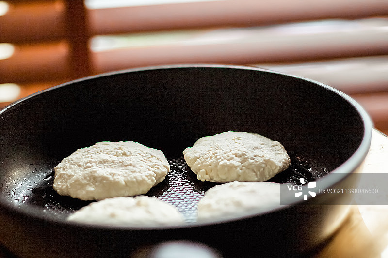 餐桌上碗里食物的高角度视角图片素材
