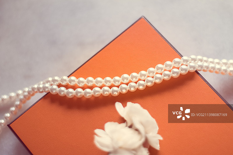 桌子上的项链特写图片素材