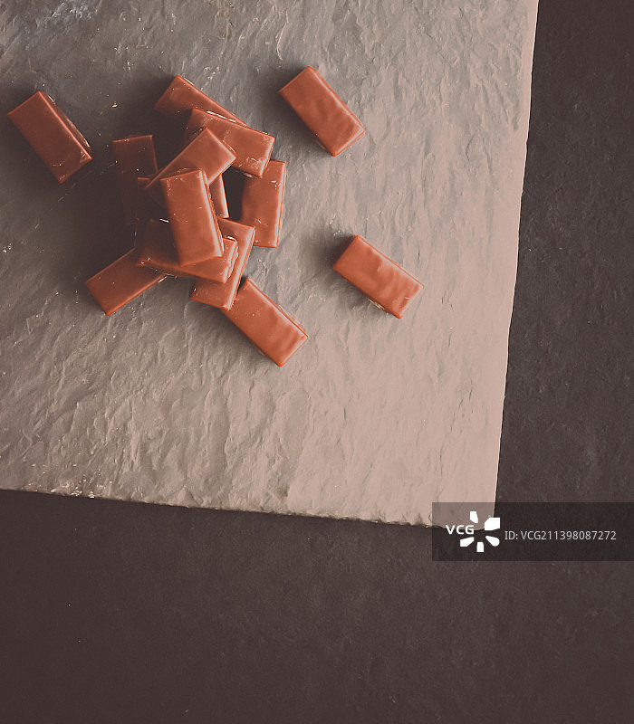 桌子上的巧克力高角度视角图片素材