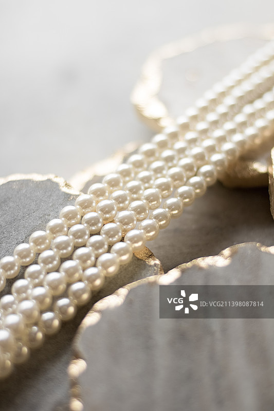 桌上的项链特写图片素材