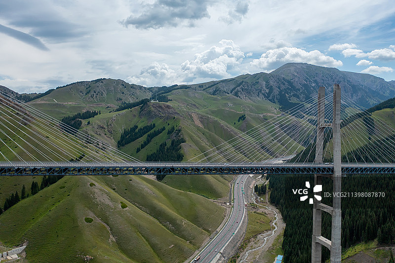 新疆伊犁果子沟大桥航拍图片素材