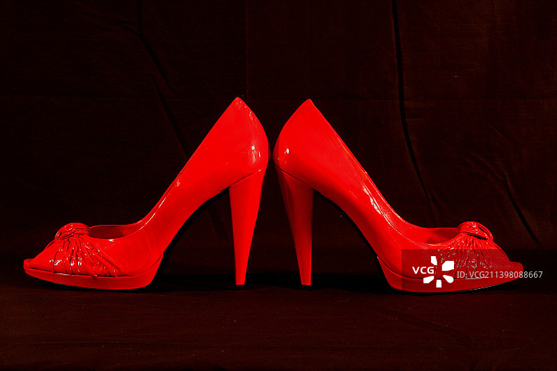 意大利红色背景上的红色鞋子特写图片素材