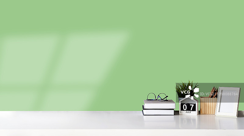 简约家居装饰工作区：书籍、日历和办公用品图片素材
