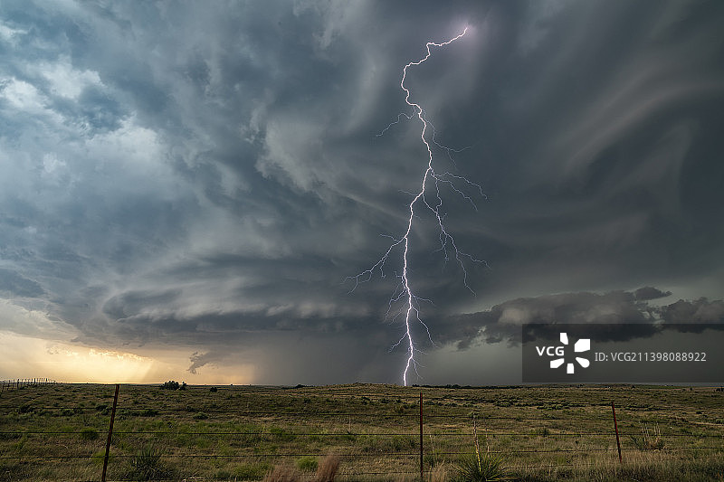 美国俄克拉荷马州哈德斯蒂雷暴云中闪电风光图片素材