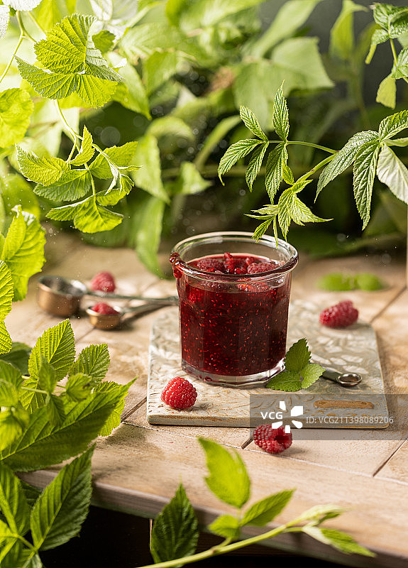 自制覆盆子果酱，玻璃罐装，手工陶瓷板图片素材