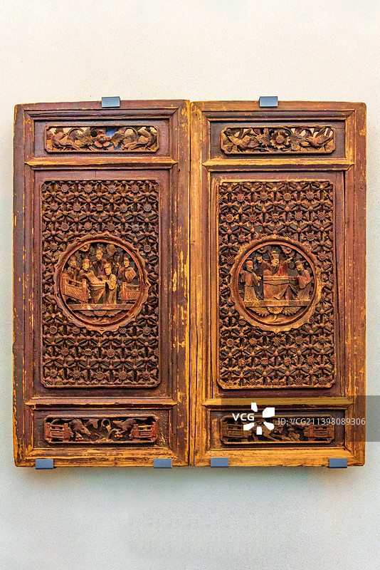 中国合肥安徽博物院馆藏清代戏曲人物宝相花窗扇图片素材